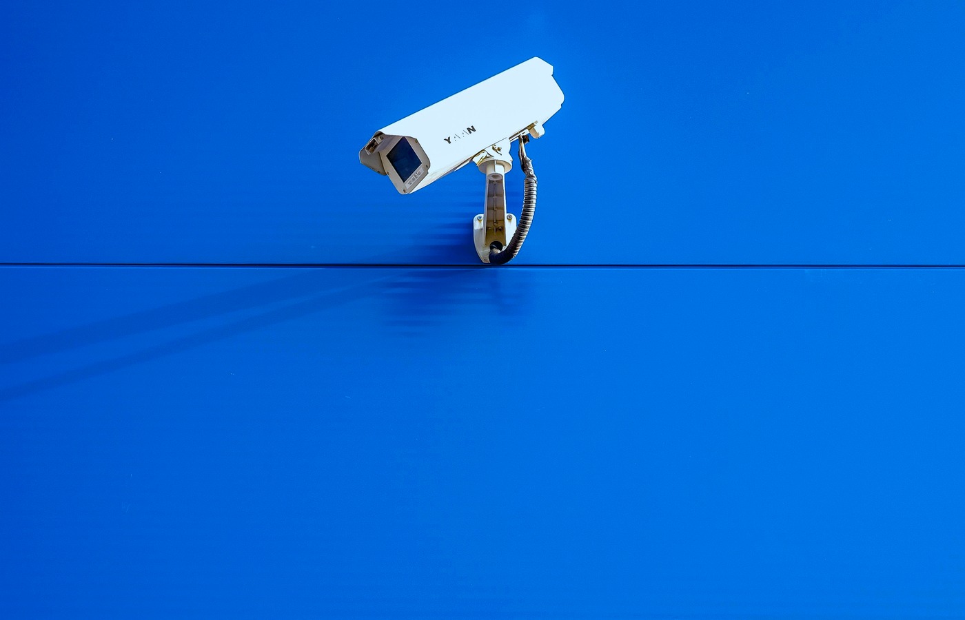 Professionelle IP-Überwachungskamera an einem Gebäude