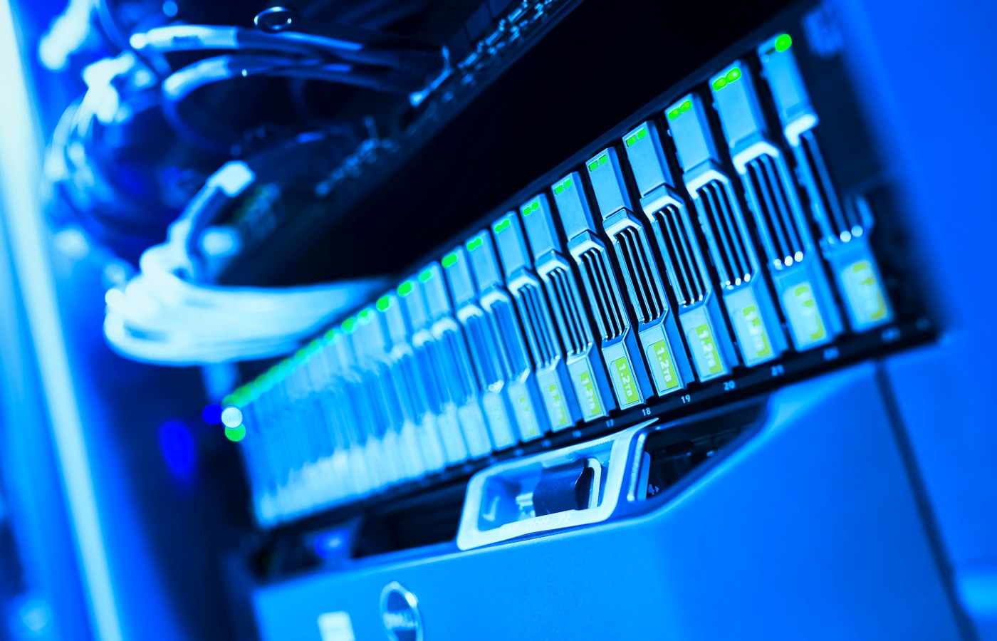 Server-Racks in einem professionellen Rechenzentrum