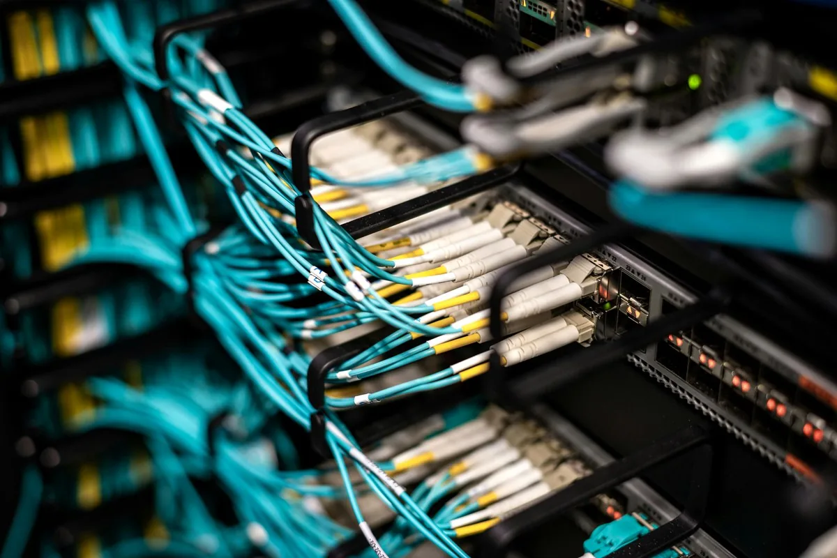 Verbundene Netzwerk- und Systemkomponenten in einer IT-Umgebung