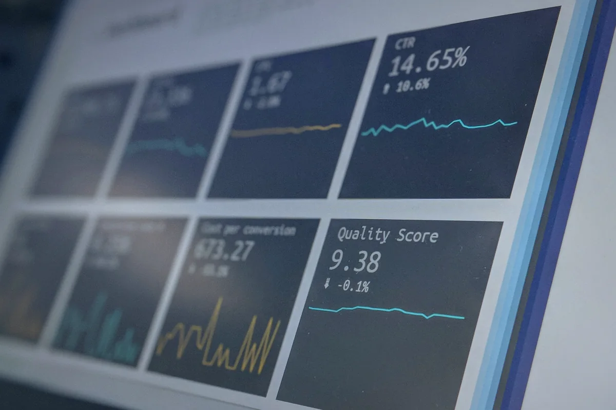 Foto eines Monitoring-Dashboards für technische Systemüberwachung und Wartung